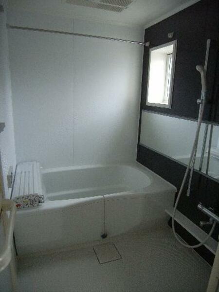 画像14:【バス】浴室は一面がアクセントパネルを採用しておりお洒落な雰囲気です。また小窓があるので明るい印象で