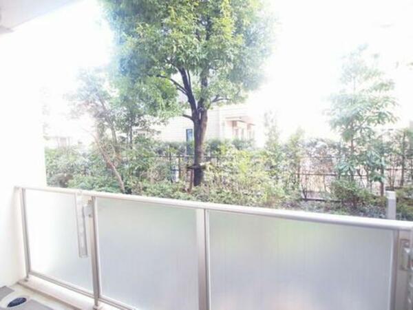 画像16:バルコニーからの景色です。庭の緑が周りの建物の視線を遮ってくれます。