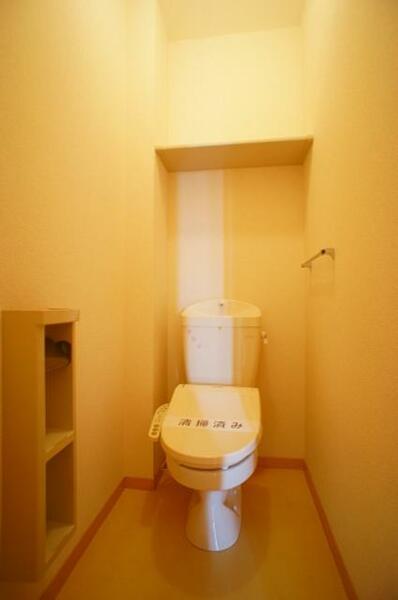 画像7:【トイレ】シャワートイレ完備★上部には棚があり、小物が置けます★