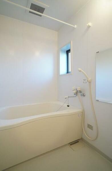 画像13:・☆浴室☆　換気と採光を考慮した小窓付きの明るく、清潔感あるバスルーム♪明るい雰囲気の浴室は一日の疲