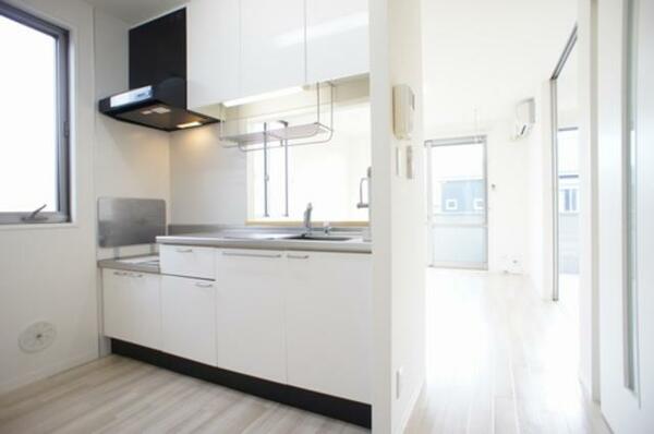 画像7:【キッチン】白を基調とした面材で清潔感があり明るいキッチンです。人気の対面キッチンです。