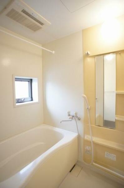 画像8:【浴室】換気と採光を考慮した窓付きの明るく清潔感あるバスルーム♪梅雨時の洗濯物の乾燥や、冬の寒い時期