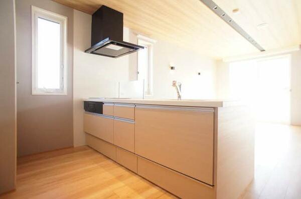 画像6:【キッチン】IHクッキングヒーターと引出式収納・グリル付きのオープンカウンターキッチンは、開放的で明る