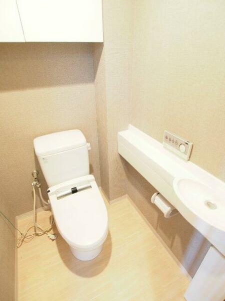 画像7:手洗いカウンターや収納が付き、清潔感のあるトイレです