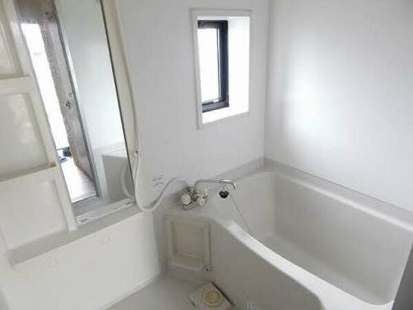 画像9:浴室には小窓があり換気と採光に役立ちます！