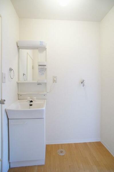 画像8:【洗面化粧台】が有ります。隣は洗濯機置場です。