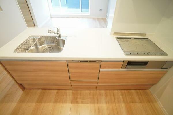 画像5:【キッチン】３口ＩＨクッキングヒーター＆グリルがついた対面式キッチンです。食洗機も備え付いております