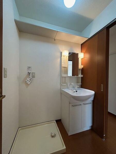 画像11:【浴室】白を基調とした清潔感のある明るい浴室です。換気に便利な小窓付です。