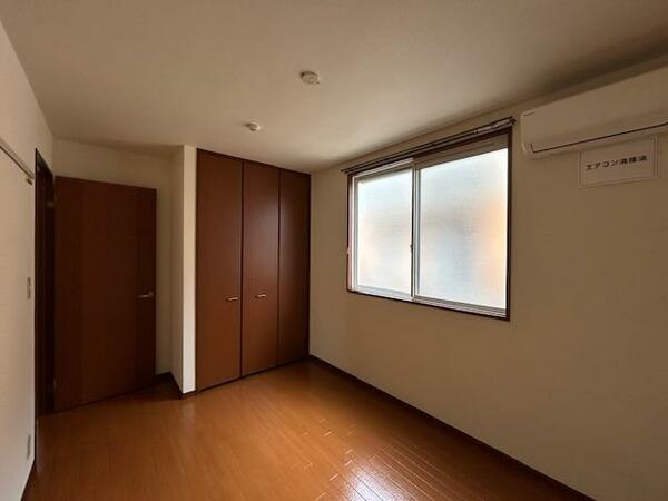 画像8:【洋室】5.6帖の洋室です。エアコン設置済みですので、入居初日から快適にお部屋をご利用頂けます。