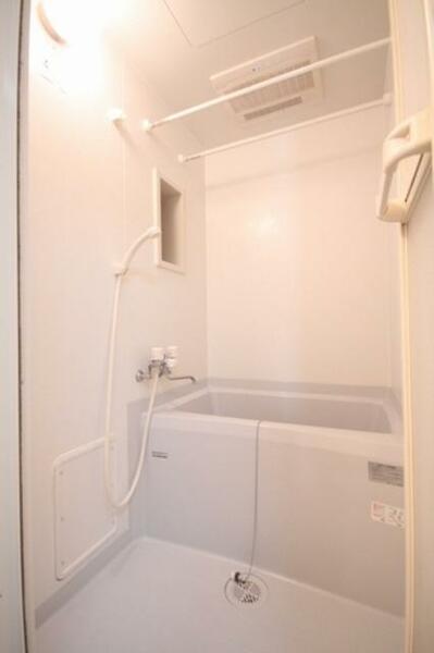 画像10:清潔感あふれる落ち着いた色調のユニットバス。浴室乾燥機付なので雨の日の洗濯に便利です。