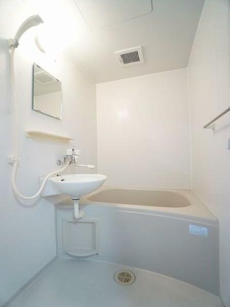 画像10:【浴室】白系で統一され、清潔感ある印象のバスルーム♪一日の疲れを癒やしてください♪