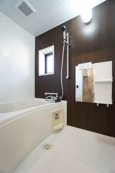 画像12:【浴室】小窓があって明るく清潔感あるバスルームは、ブラウン系のアクセント壁がモダンな印象の浴室は、あ