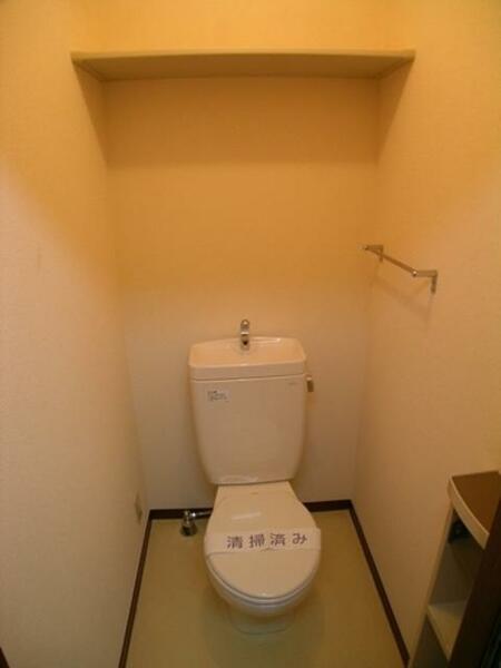 画像8:【トイレ】上部には空間を利用しトイレットペーパー等をストックできる棚が付いています♪