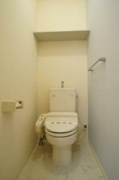 画像15:【トイレ】温水洗浄暖房機能付のトイレ♪ライトブルーのアクセントクロスが清潔感を出しています。