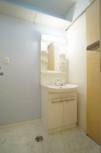 画像16:【洗面所】洗髪できる洗面化粧台のある洗面所です。トイレと同様、ライトブルーのアクセントクロス採用♪