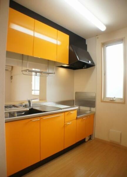画像11:オレンジ色のキッチンです！！上部にも収納がついております！！