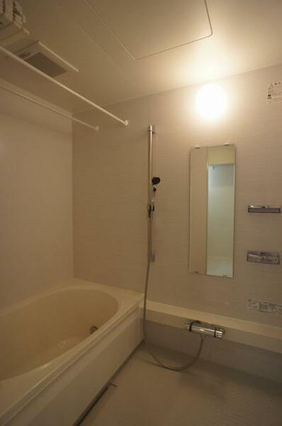 画像13:追い焚き機能付きの浴室です！！温度調節可能なサーモスタット水栓付！！上下に移動が可能なスライドバー付