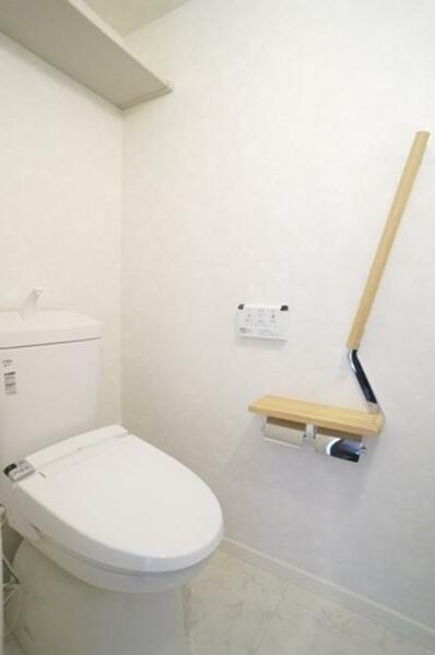 画像11:温水洗浄便座付きトイレです。