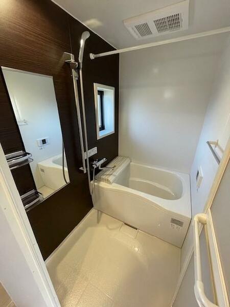 画像14:換気と採光を考慮した小窓付きの明るく、清潔感あるバスルーム♪明るい雰囲気の浴室は一日の疲れを癒やして