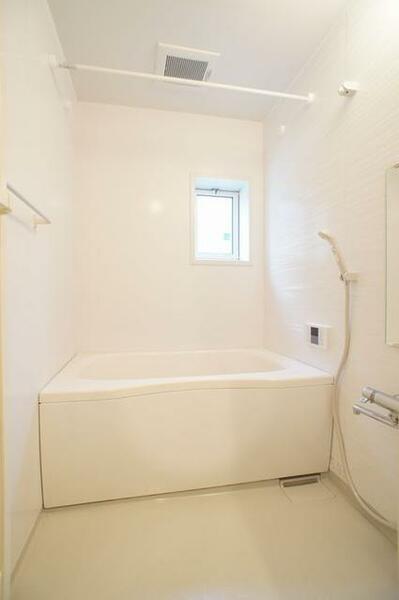 画像15:【浴室】換気と採光を考慮した小窓があって明るく清潔感あるバスルームは、沸かし直しができて経済的な追焚