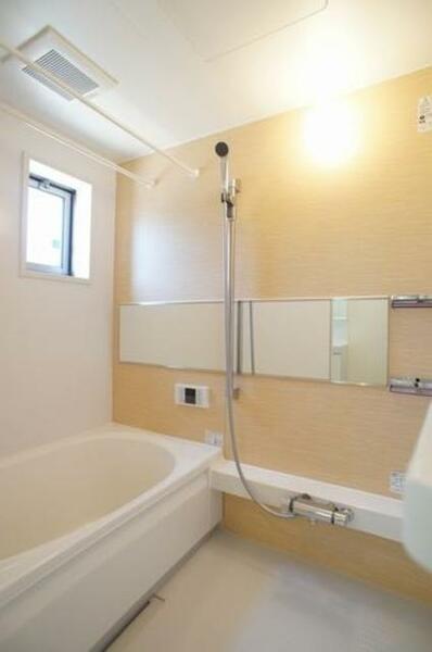 画像10:☆浴室☆アクセントタイルで一面雰囲気を変えた浴室です。ワイドなミラーもお洒落です。追焚給湯付で毎日の