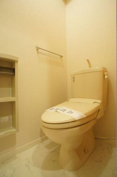 画像11:【暖房洗浄便座】トイレ内には収納棚もあります。