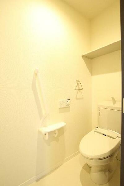 画像11:【トイレ】洗浄機能付き暖房便座がございます。