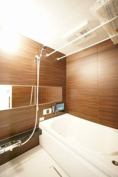 画像14:【バスルーム】当物件の特徴の快適浴室◎１３０ｃｍ×１８０ｃｍのゆったりサイズの浴室です！全面アクセン