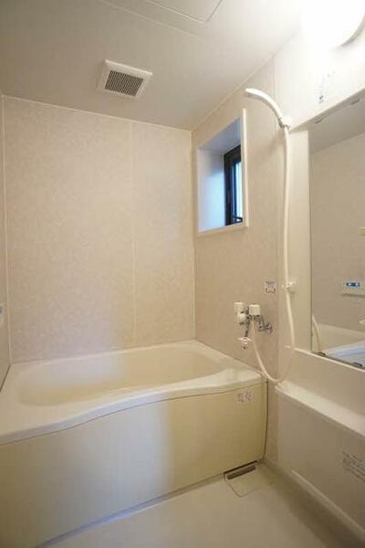 画像14:追焚給湯つきの浴室です。小窓や鏡を備えています。※こちらの写真は、同物件同タイプの１０３号室になりま