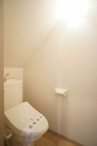 画像15:洗浄便座つきのトイレです。※こちらの写真は、同物件同タイプの１０３号室になります。