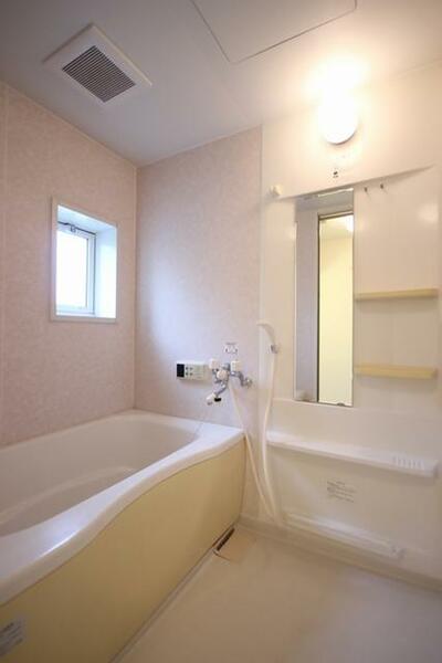 画像15:【浴室】ファミリー世帯に人気の追焚給湯機能付き。嬉しい小窓付き♪