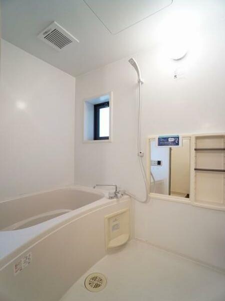 画像13:【浴室】換気と採光を考慮した小窓があって明るく清潔感あるバスルームは、沸かし直しができて経済的な追焚