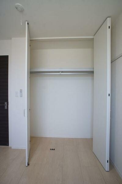 画像14:【収納】壁面の収納スペースは大きく扉が開くので、しまってあるものが一目でわかり出し入れも簡単ですよ♪