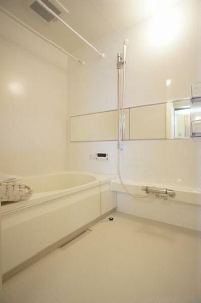 画像10:■浴室■清潔感のあるホワイトでまとめられた浴室☆ゆっくりとお寛ぎください☆