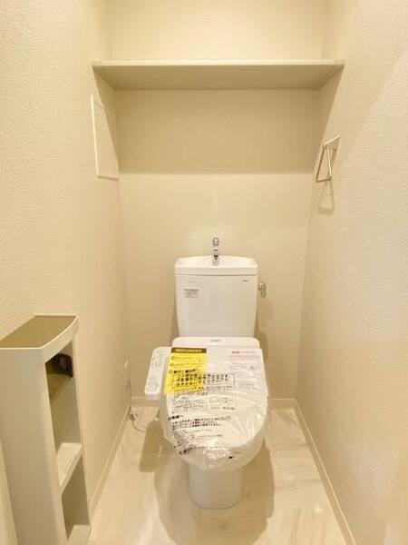 画像15:【トイレ】温水洗浄付き便座です☆上部には棚があります☆