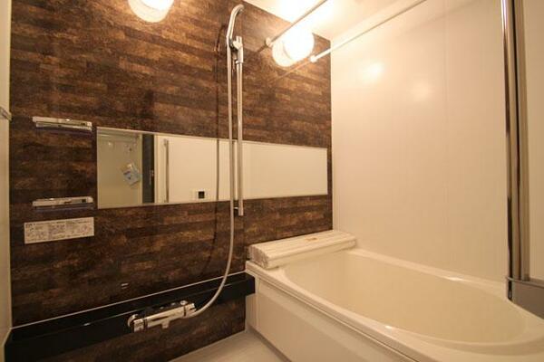 画像6:【浴室】高級感のある壁が特徴的な浴室です。追い焚き機能付きで、浴室乾燥機も設置されています♪
