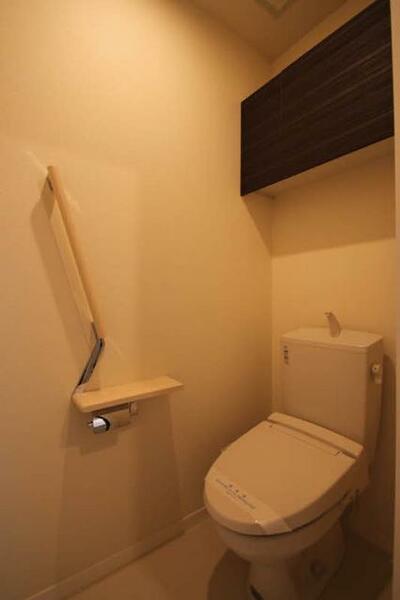 画像7:【トイレ】トイレには洗浄機能付き便座が設置しています。また、手すりやタオル掛け、収納棚なども取り付け