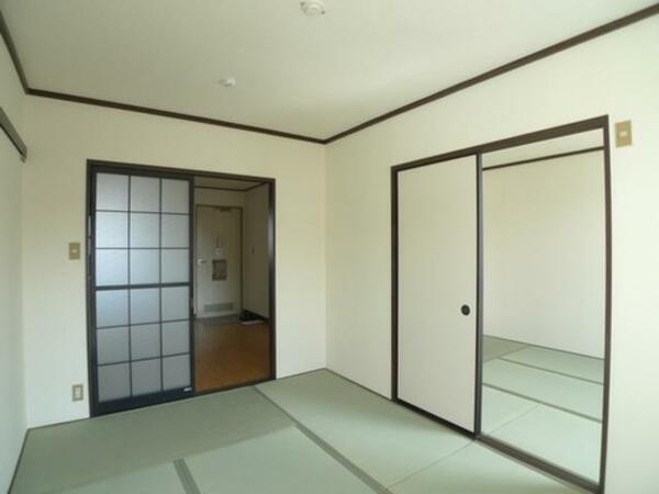 画像10:■和室■　5.4畳の和室です。収納も備えております。