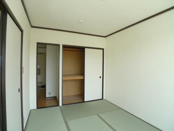 画像11:■和室■　5.4畳の和室です。収納も備えております。