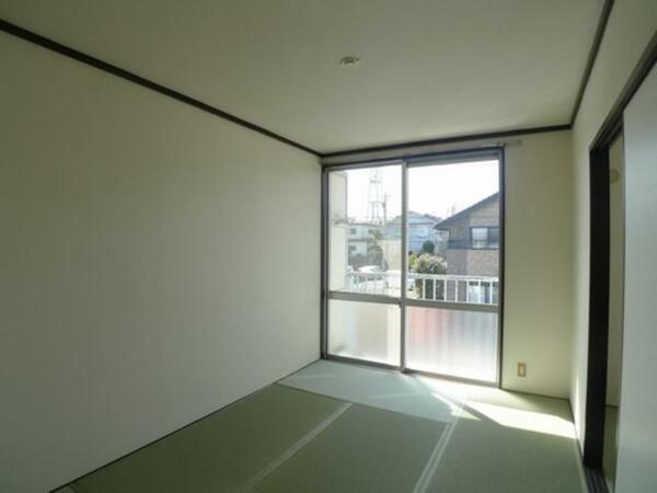 画像14:■和室■　5.4畳の和室です。南側の窓から光が差し込みます。