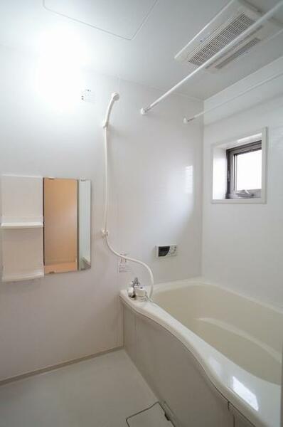 画像8:小窓付・追焚給湯付・浴室乾燥暖房機能付のお風呂です♪