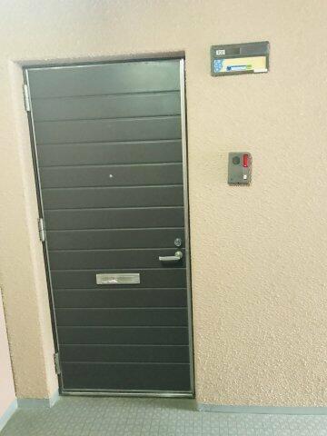 画像11:落ち着いた色の玄関ドア。ここは岡本２丁目です。