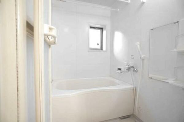 画像10:☆浴室☆追焚給湯付きの浴室で快適な入浴生活を。小窓も付いて外の光が差し込みます。物干しバーも設置。