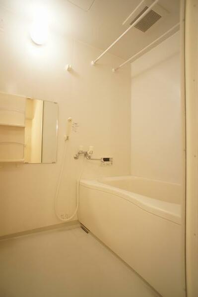 画像13:■浴室■１日の疲れを癒してくれる浴室は白を基調とした清潔感のある仕上がり♪