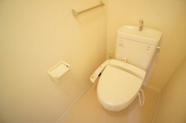 画像12:お尻に優しいシャワー機能付きのトイレです。暖房便座にもなっていますので冬でも快適になります。