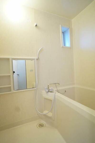 画像12:【浴室】換気できる小窓がついております。