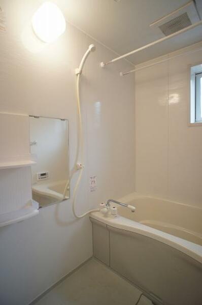 画像13:追い焚き機能付きの浴室です！！壁には物を置く棚とミラーがついております！！