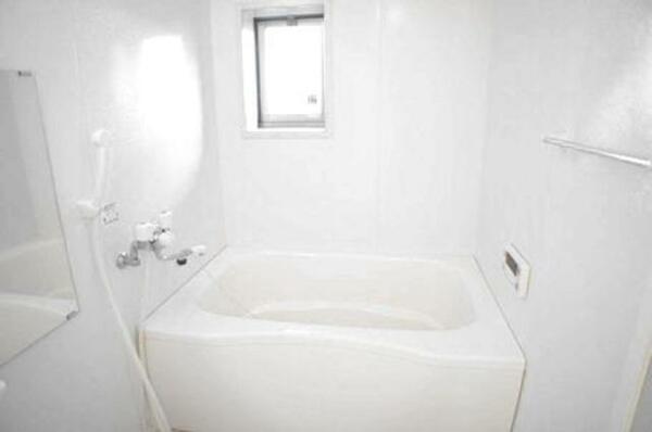 画像9:■浴室■１日の疲れを取るお風呂は白を基調とした清潔感ある浴室。沸かし直しができて経済的な追焚機能付☆