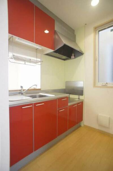 画像7:○キッチン○　オシャレな赤の収納がついた対面式キッチン。吊り戸棚がついて収納力アップ！