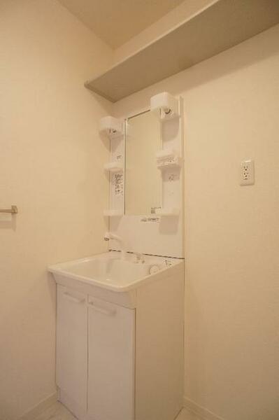 画像10:【洗面所】洗髪洗面化粧台となります。上部には収納棚があってとても便利ですよ◎